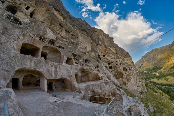 Cueva de montaña ciudad de Vardzia en Georgia — Foto de Stock
