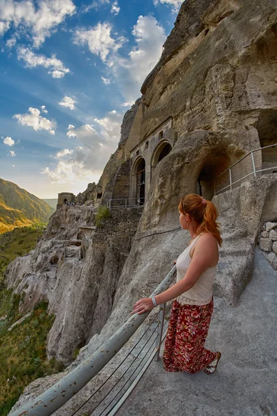 Jovem mulher em Vardzia Cave Mosteiro da Geórgia — Fotografia de Stock