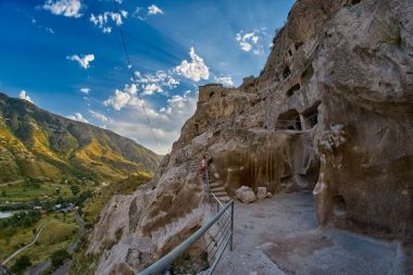 Genç kadın Vardzia mağara Gürcistan Manastırı