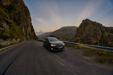 Vardzia, Gürcistan - 06 Ağustos 2017: sürüş dağ yolu güneşler,