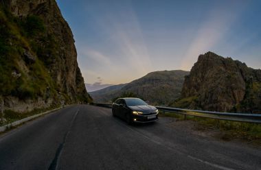 Vardzia, Gürcistan - 06 Ağustos 2017: sürüş dağ yolu güneşler,