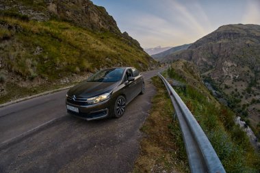 Vardzia, Gürcistan - 06 Ağustos 2017: sürüş dağ yolu güneşler,