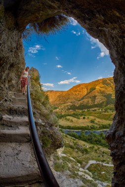 Vardzia Merdiven tırmanma şehir Gürcistan'daki mağara