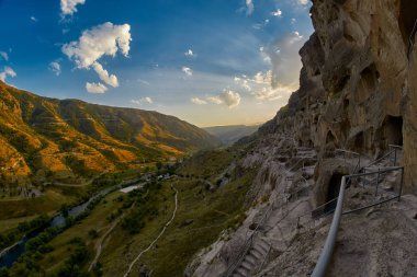 Ünlü Vardzia, birden çok adımı tırmanma 