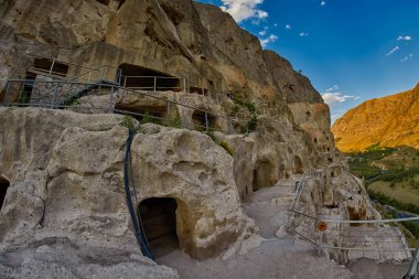 Ünlü Vardzia, birden çok adımı tırmanma 