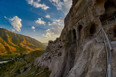 Ünlü Vardzia, birden çok adımı tırmanma 