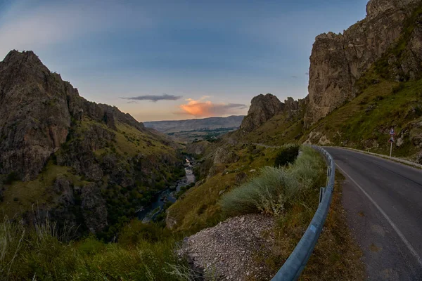 Guida panoramica strada di montagna al tramonto — Foto Stock