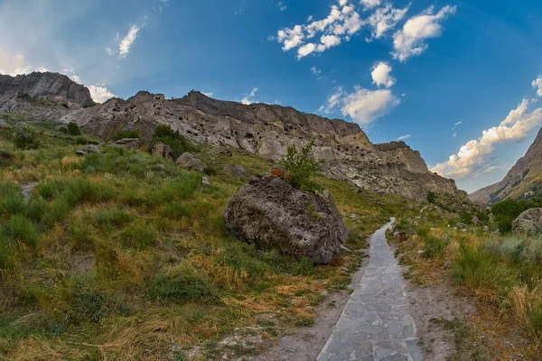 Lungo sentiero di montagna nel paese della Georgia — Foto Stock