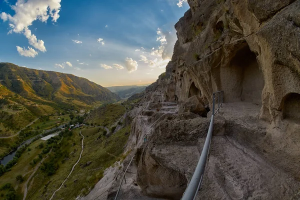 Climbing multiple steps of famous Vardzia — Stock Photo, Image