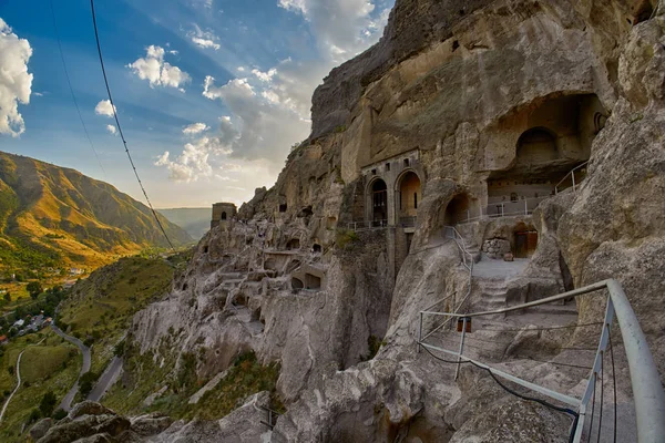 Climbing multiple steps of famous Vardzia — Stock Photo, Image