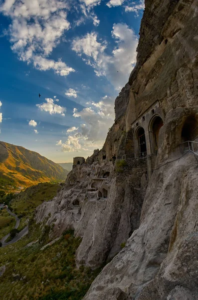 Climbing multiple steps of famous Vardzia — Stock Photo, Image