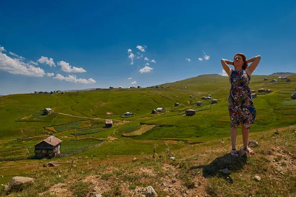 Młoda kobieta szczęśliwa w pobliżu Khulo wieś Gruzji Adżaria regionu — Zdjęcie stockowe