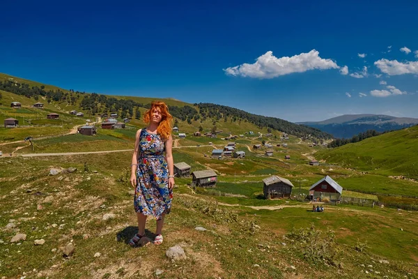Jeune femme heureuse près du village Khulo de la région géorgienne d'Adjara — Photo