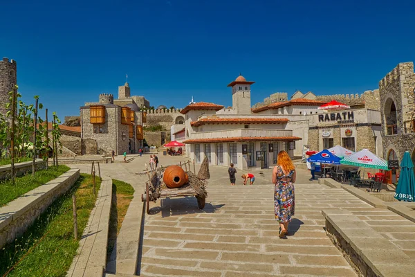 Ahıska, Gürcistan - 08 Ağustos 2017: genç kadın Rabati CA'lar — Stok fotoğraf