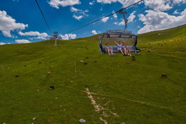 Goderzi Ski Resort, Gürcistan - 08 Ağustos 2017: mutlu turist wav