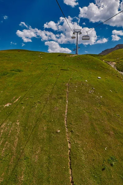 Hava teleferik yüksek çim plai ile Kafkasya dağlarında