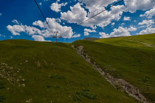 Seilbahn hoch in den Bergen des Kaukasus mit Grasplatten — Stockfoto