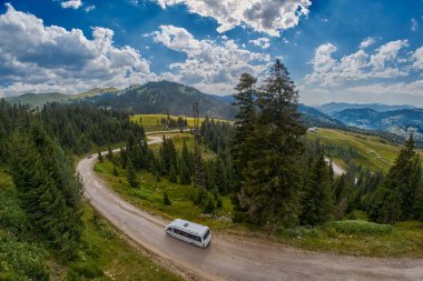 Acara, Gürcistan - 08 Ağustos 2017: Dağları turistik otobüs 