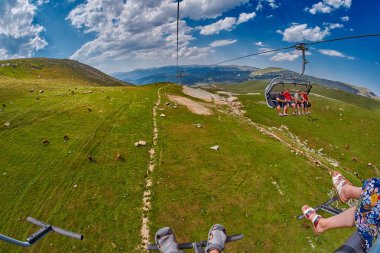 Acara bölgesinde, Gürcistan - 08 Ağustos 2017: mutlu turist sürme 