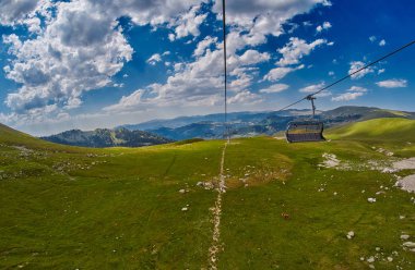 Uzun Engadin'in teleferik hattı doğal manzaralı dağlarında