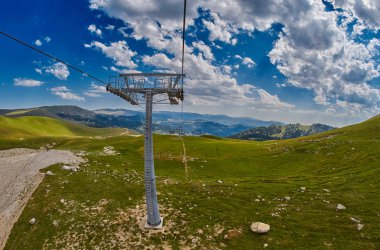 Uzun Engadin'in teleferik hattı doğal manzaralı dağlarında