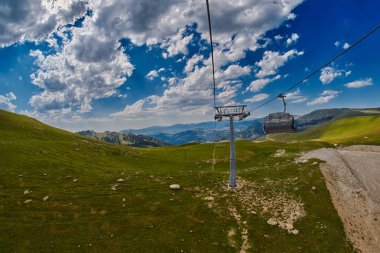 Uzun Engadin'in teleferik hattı doğal manzaralı dağlarında