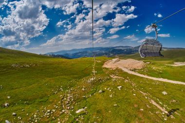 Uzun Engadin'in teleferik hattı doğal manzaralı dağlarında