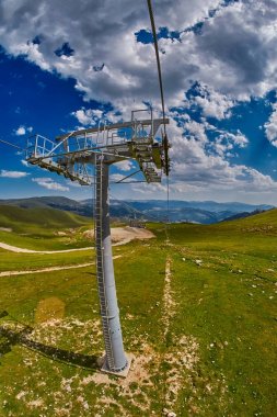 Uzun Engadin'in teleferik hattı doğal manzaralı dağlarında