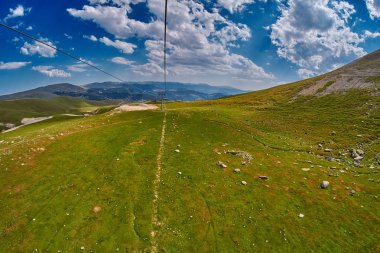 Uzun Engadin'in teleferik hattı doğal manzaralı dağlarında
