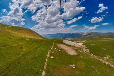 Uzun Engadin'in teleferik hattı doğal manzaralı dağlarında