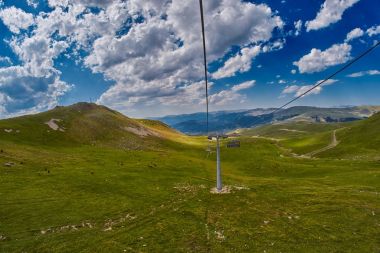 Uzun Engadin'in teleferik hattı doğal manzaralı dağlarında