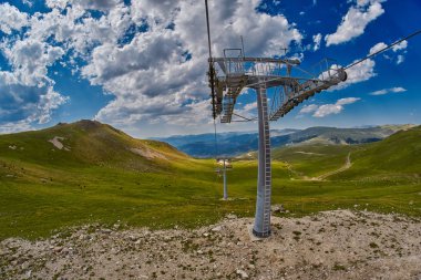 Uzun Engadin'in teleferik hattı doğal manzaralı dağlarında