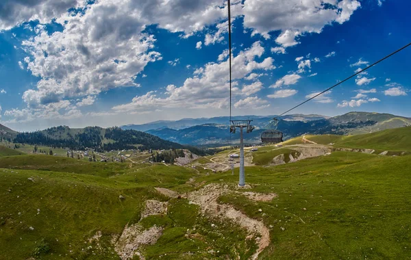 Lange lijn van de kabelbaan van de kabelspoorwegen in schilderachtige bergen — Stockfoto