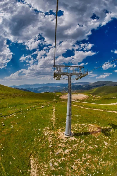 Lange lijn van de kabelbaan van de kabelspoorwegen in schilderachtige bergen — Stockfoto