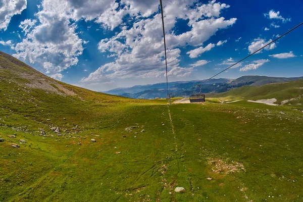Lange Standseilbahnlinie in malerischer Bergwelt — Stockfoto