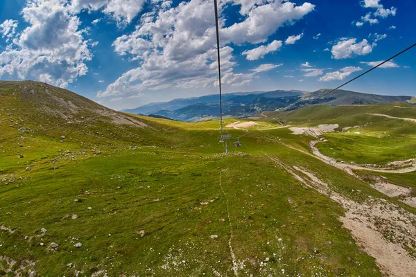 Μακρά σειρά ropeway τελεφερίκ στα βουνά του φυσικού κάλλους — Φωτογραφία Αρχείου