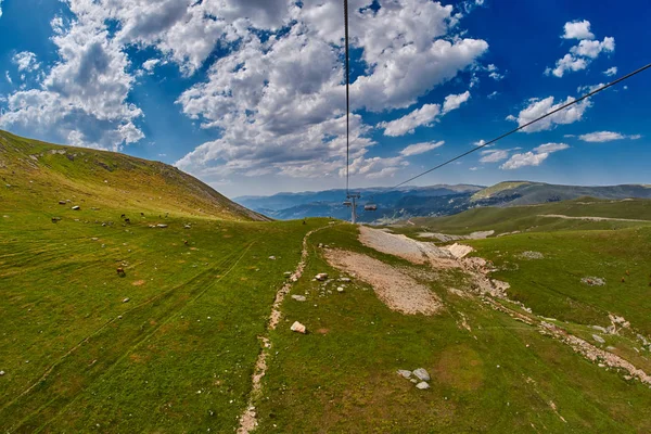 Hosszú kötélpályás drótkötélpályához vonal, festői hegyek között — Stock Fotó