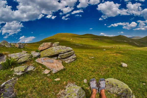 Touristen Füße hoch abstrakte Berglandschaft — Stockfoto