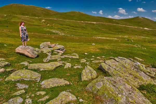 Ung kvinna få inspiration hög i bergen — Stockfoto