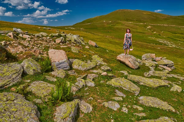 Молодая женщина получает вдохновение высоко в горах — стоковое фото