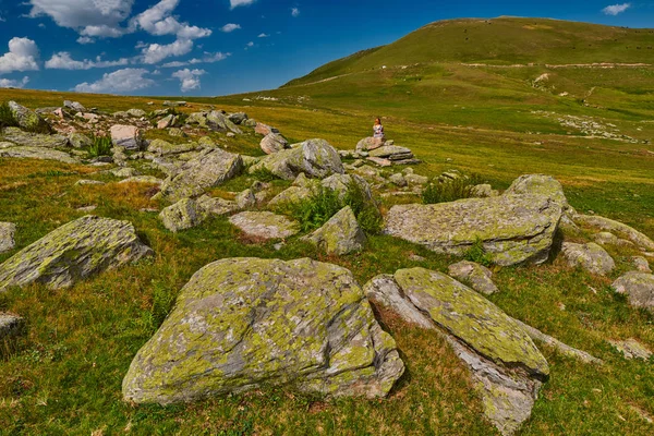 Mladá žena, inspirovali se v horách vysoké — Stock fotografie