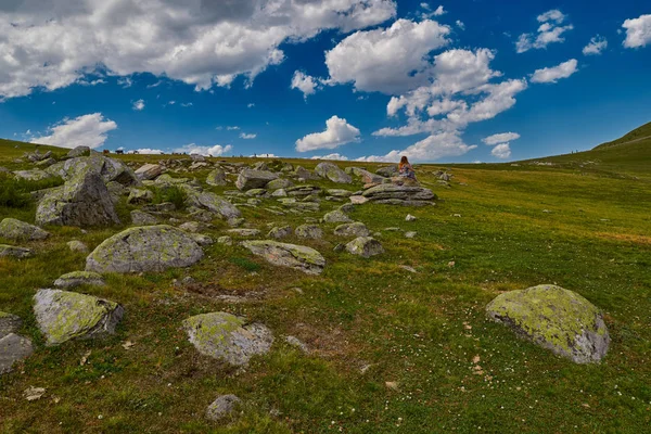 Ung kvinna få inspiration hög i bergen — Stockfoto