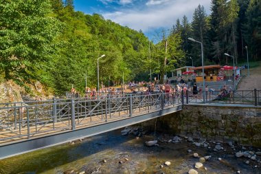 Borjomi, Gürcistan - 07 Ağustos 2017: insanlar Merkez park Borjormi sonunda termal Kaplıcalar havuz keyfi