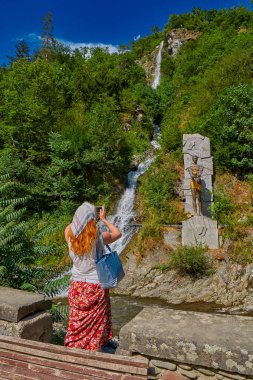Şelale Borjomi kasaba central Park'ta karşı kadın