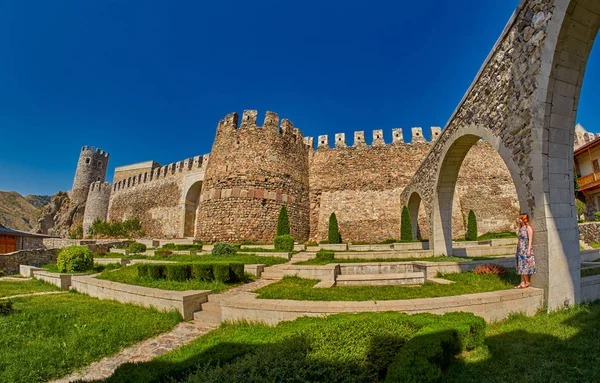 Fiatal nő turisztikai Rabati kastély hatalmas falhoz — Stock Fotó