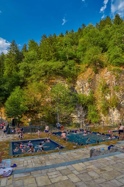 BORJOMI, GEORGIA - 07 AGOSTO 2017: piscina termale in B — Foto Stock