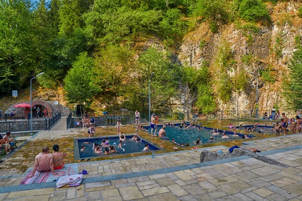 Borjomi, 佐治亚-2017年8月07日: 热温泉水池在 B — 图库照片