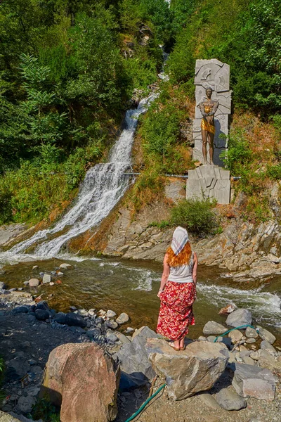 Femme contre la cascade dans le parc central de Borjomi — Photo