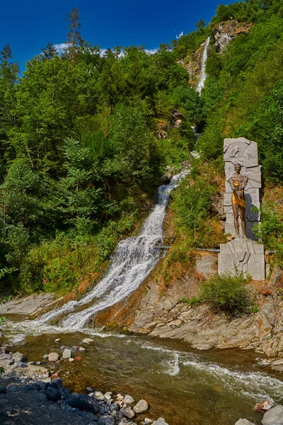Wodospad i pomnik w centrum miasta Bordżomi — Zdjęcie stockowe