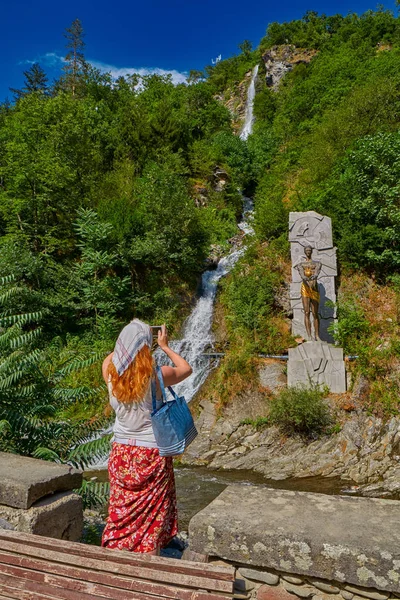 Nő ellen-vízesés a Bordzsomi város központi park — Stock Fotó